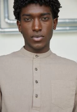 Pier One CamiciaTaupe Uomo Camicie PI922DA24-B11 11 Pier One CamiciaTaupe Uomo Camicie PI922DA24-B11 -Pier One 02bf2dafeb9f48aca132a39f3c9562ef