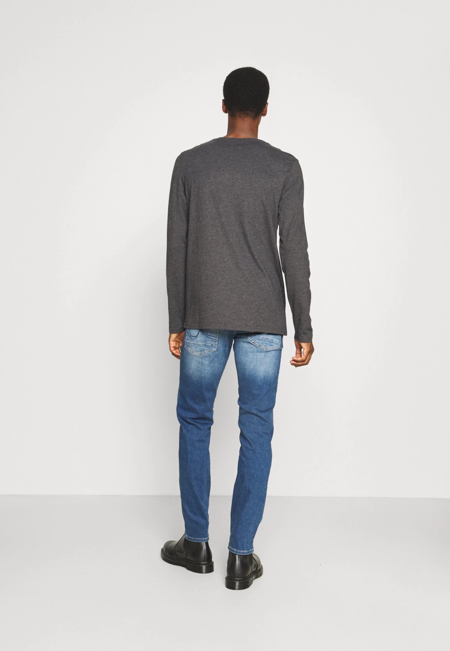 Pier One 2 PackMaglietta A Manica LungaDark Grey/Black Uomo T-shirt E Polo PI922O0GT-C11 5 Pier One 2 PackMaglietta A Manica LungaDark Grey/Black Uomo T-shirt E Polo PI922O0GT-C11 - immagine 3